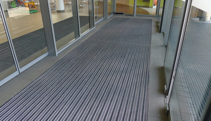 Entrance by Matting - ALU STRONG, med extra stark aluminiumprofil. Här med kombination av gummi och nålfiltsinlägg.